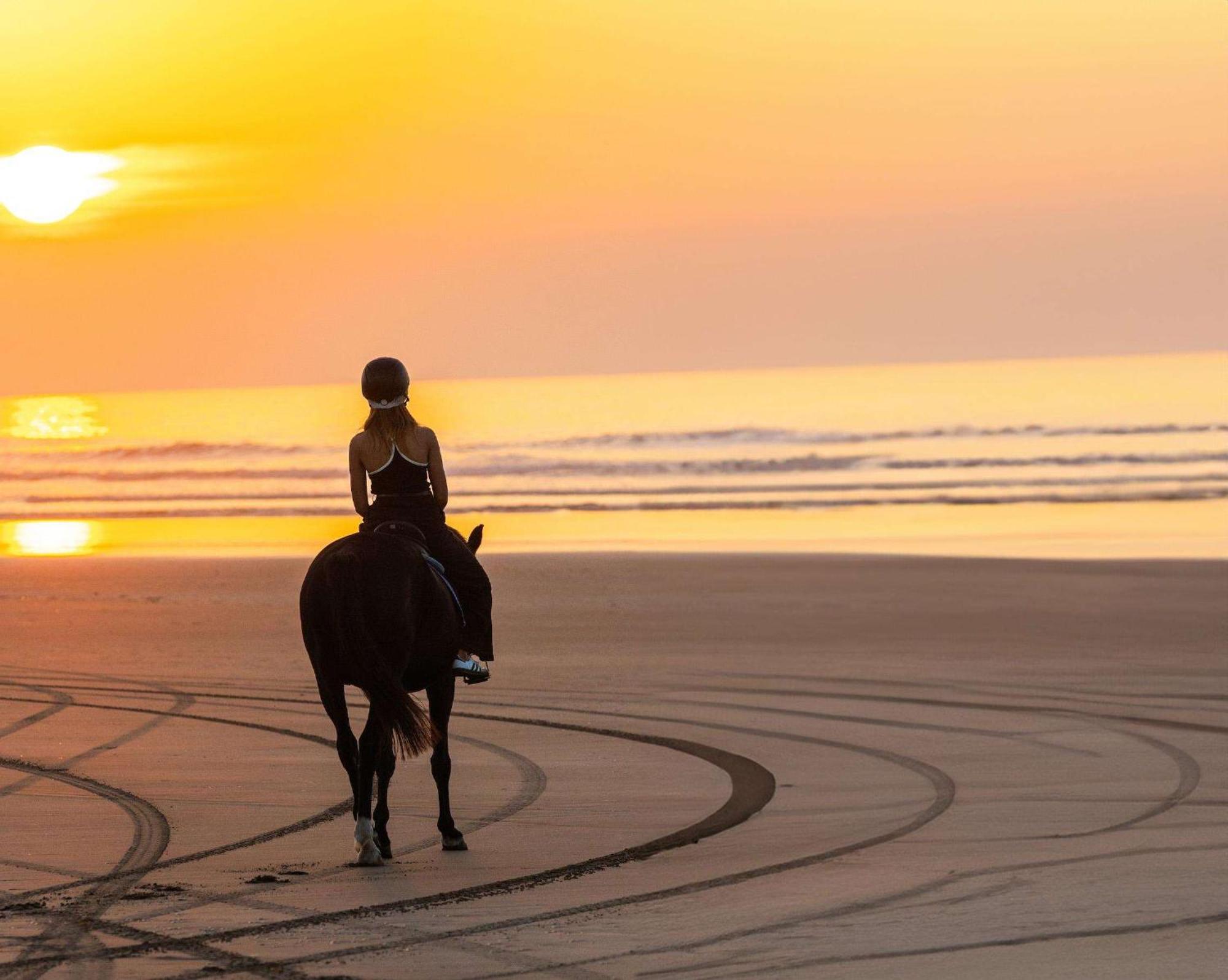 Mazagan Beach & Golf Resort Provincia di Provincia di El Jadida Esterno foto Horse riding on the beach at the resort
