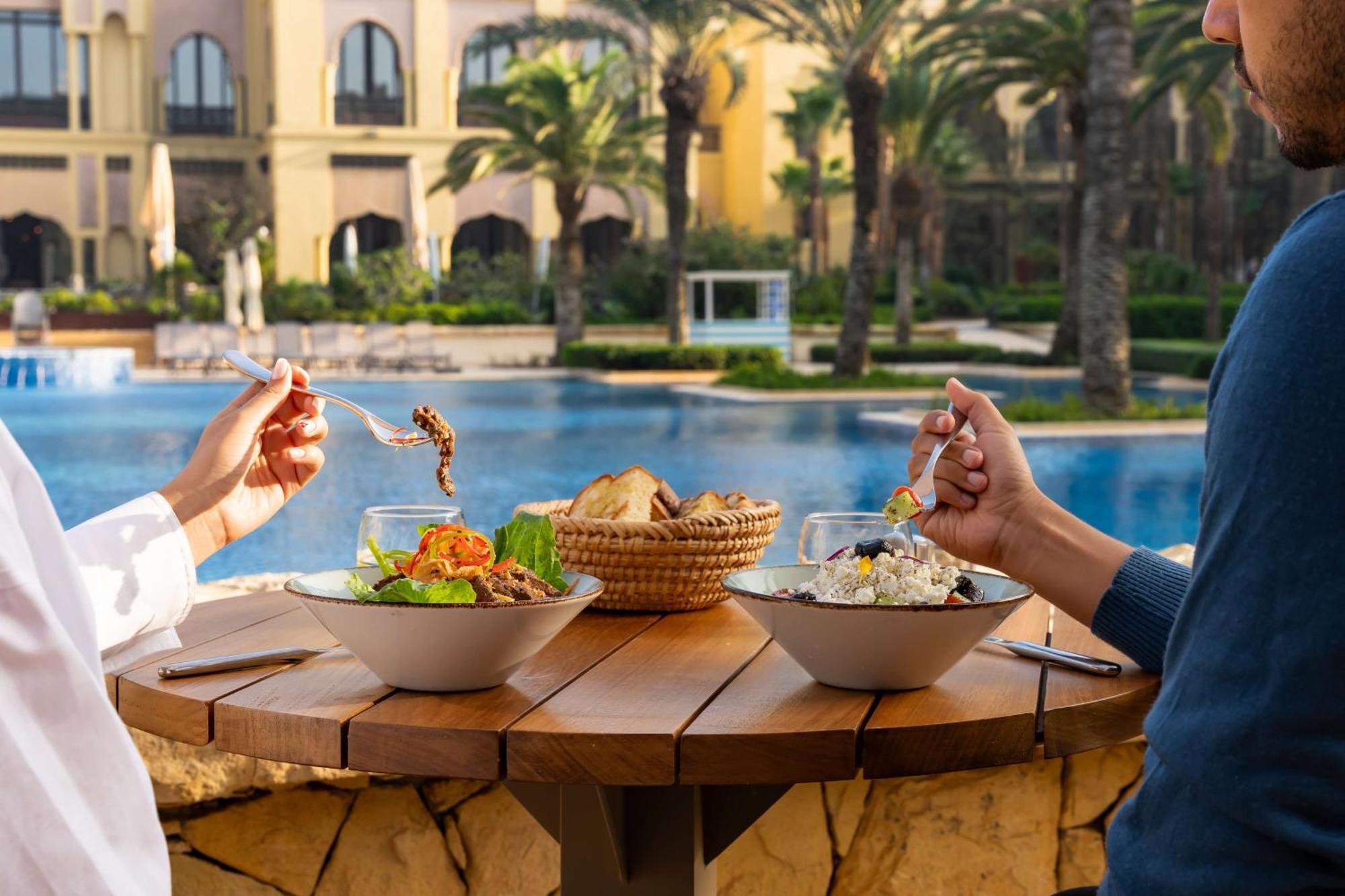Mazagan Beach & Golf Resort Provincia di Provincia di El Jadida Esterno foto A couple eating at the poolside